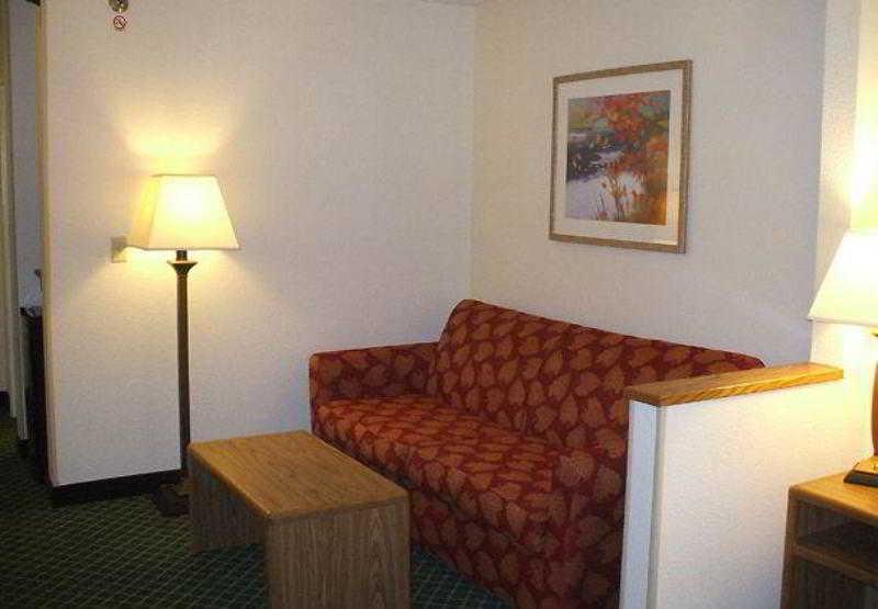 Fairfield Inn & Suites By Marriott Terre Haute Room photo